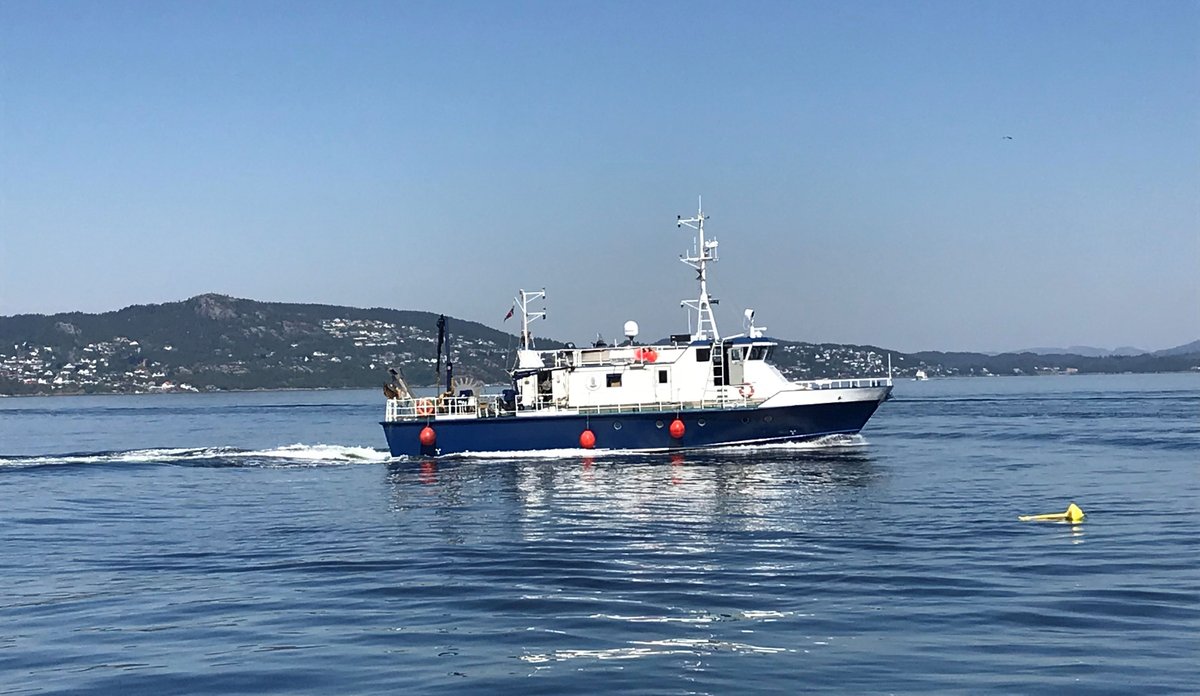 
lite forskningsfartøy på byfjorden i Bergen