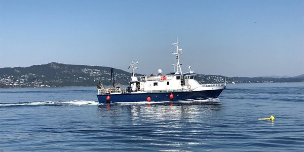 

lite forskningsfartøy på byfjorden i Bergen