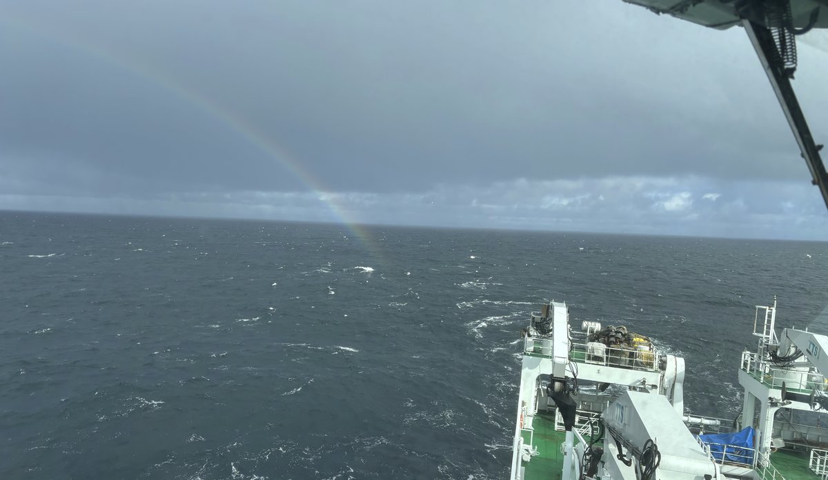 
foto av en regnbue bak en båt