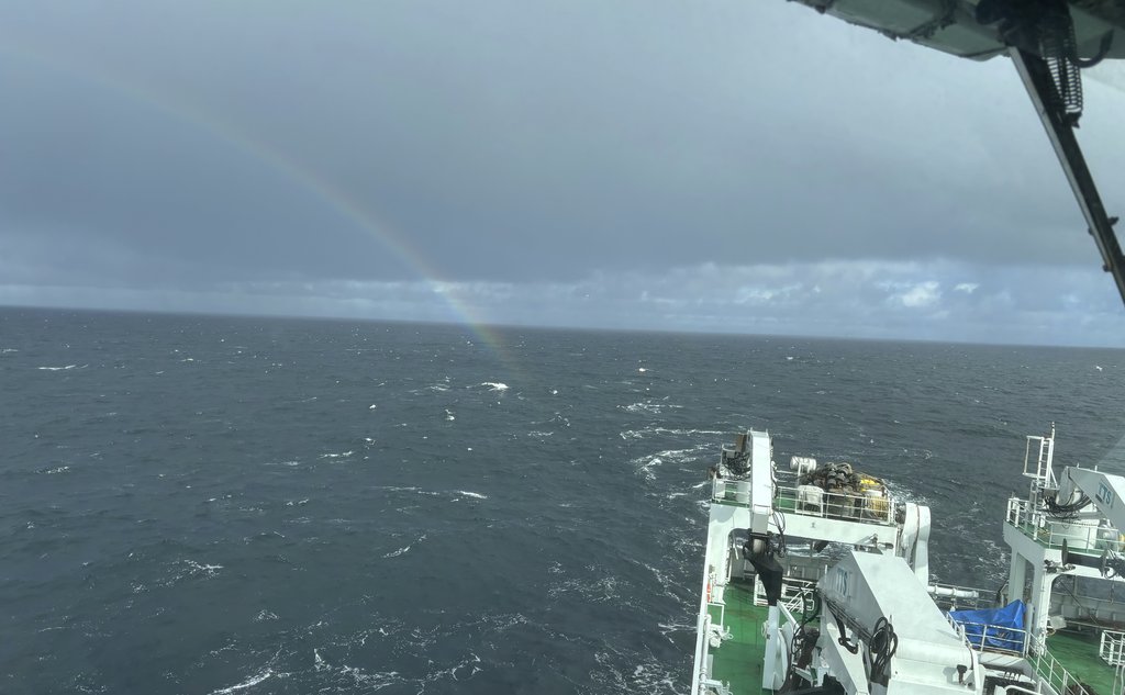 foto av en regnbue bak en båt