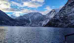 Sognefjorden med høye fjell rundt