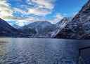 Sognefjorden med høye fjell rundt