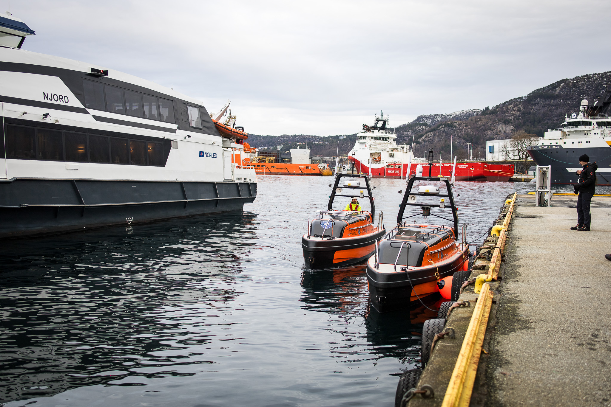 To USVer side om side langs kaikanten ved Nykirkekaien i Bergen