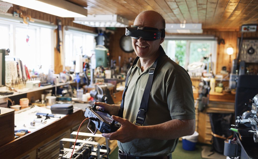 mann med vr-briller og fjernkontroll