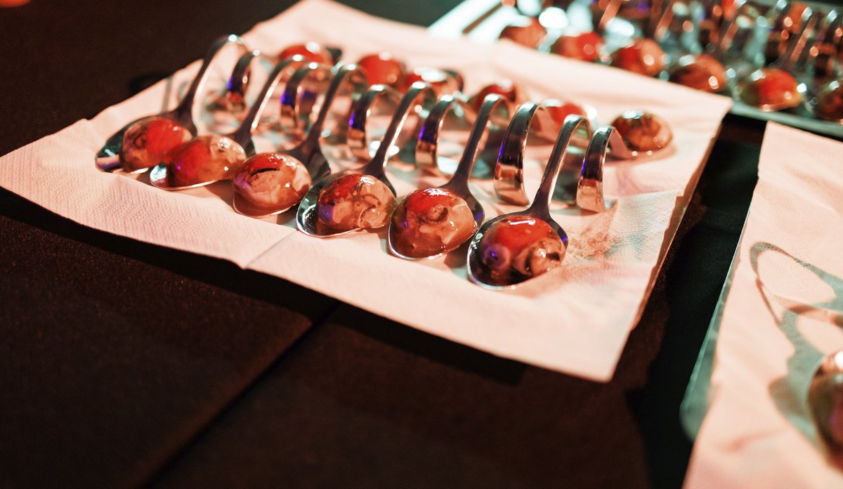 foto av sfærifisert østers på skjeer