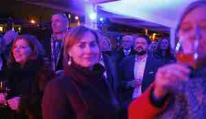 foto av folk som står ute i festbelysning