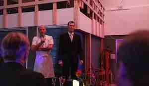 foto av to folk  på stoler