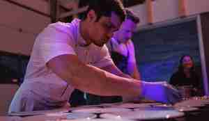 foto av kokker som legger opp maten