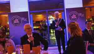 foto av mann som taler