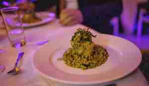 foto av fat med mat på