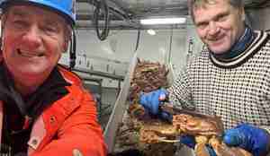 foto av to menn om bord i et skip