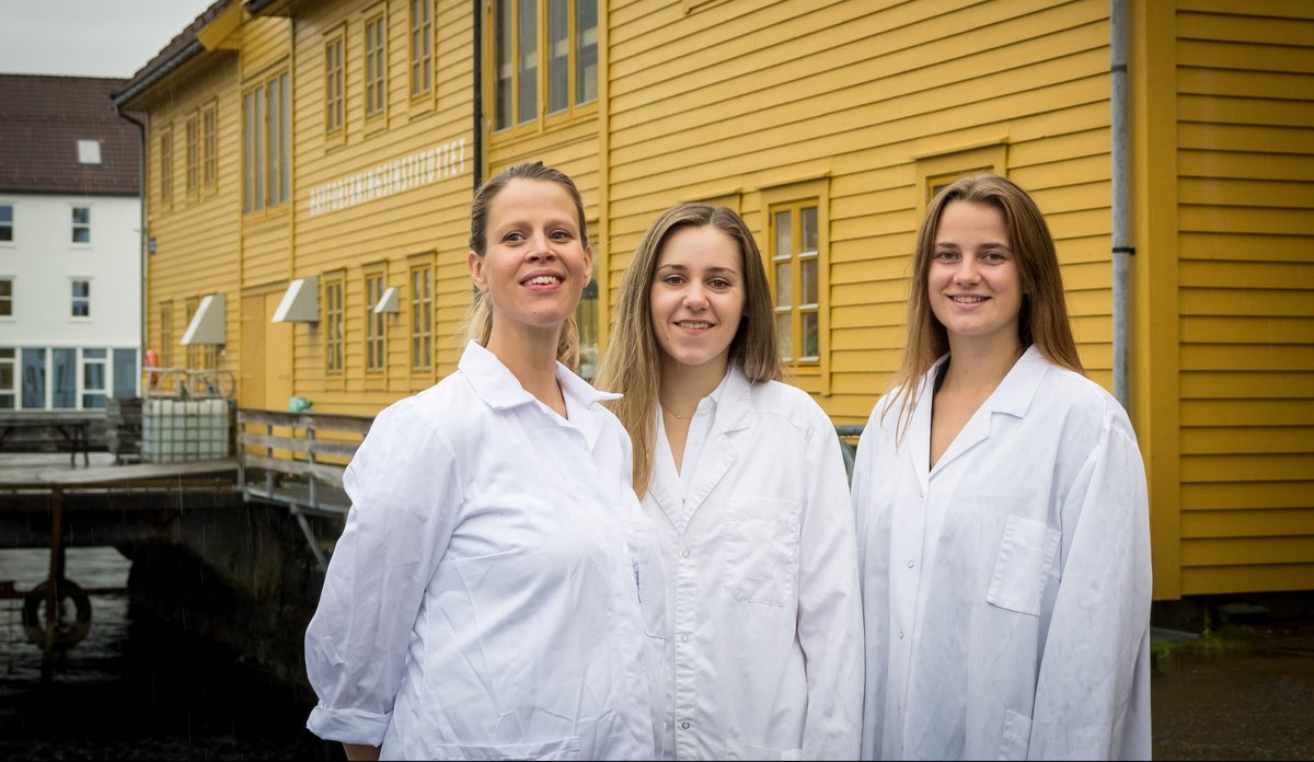 Inger Aakre og masterstudentene Dina Solli og Lidunn Evensen.