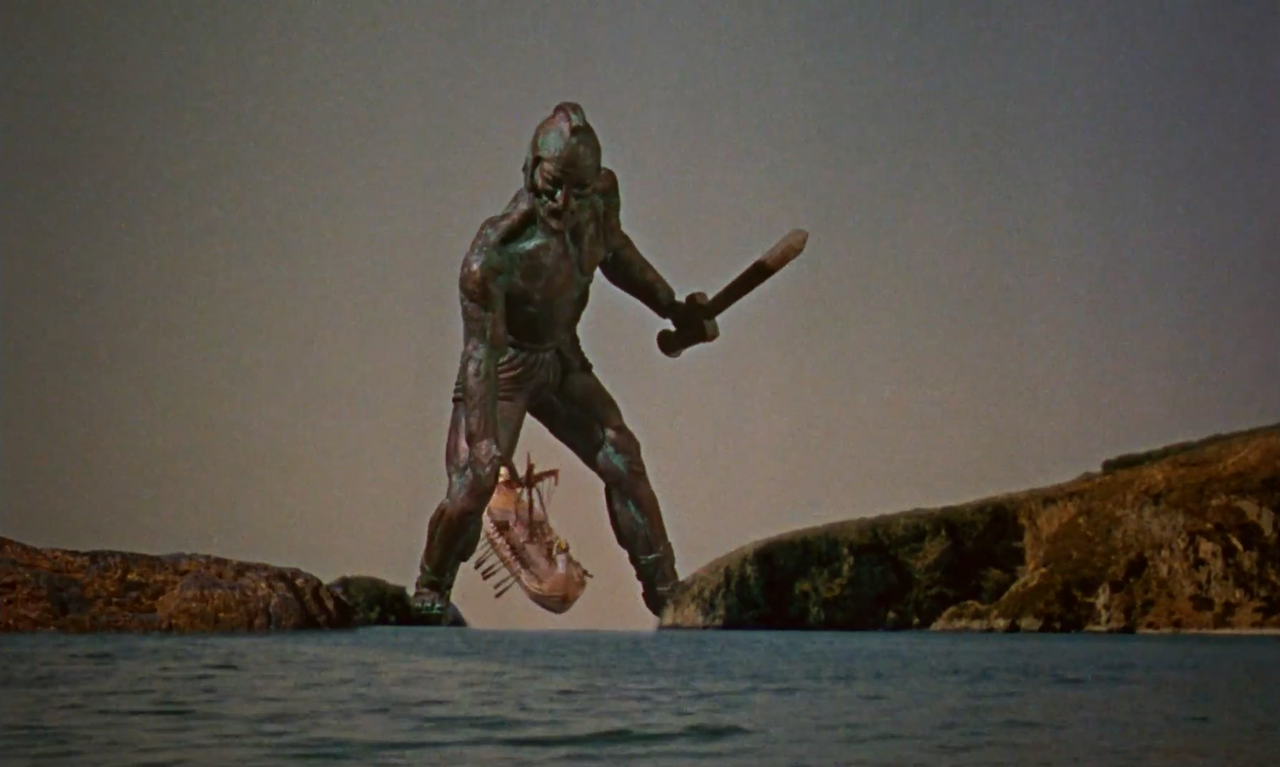 Bilde fra film fra 1963 der del levende bronsestatuen Talos løfter skipet Argo.