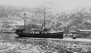 Svarthvittbilde av forskningsfartøyet i Trondheimsfjorden.