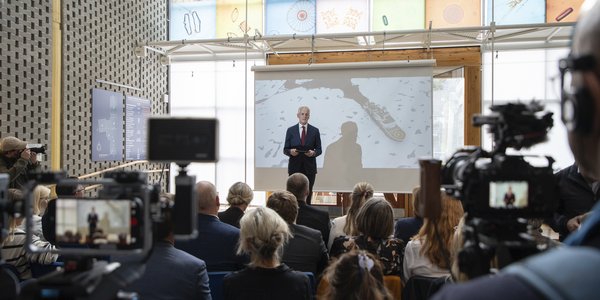 

En mann står på en scene framfor en fullsatt sal