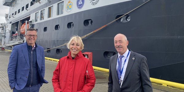 

Rektor ved Norges arktiske universitet i Tromsø, Dag Rune Olsen, havforskningsdirektør Sissel Rogne og direktør i Norsk Polarinstitutt, Ole Arve Misund, foran Kronprins Haakon under overleveringen.