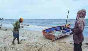 strand i mosambik med fiskere