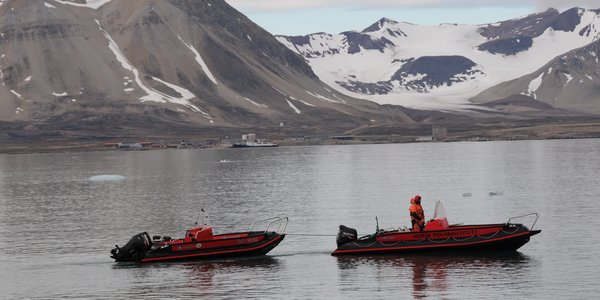 

Lettbåt i Kongsfjorden ved Ny Ålesund