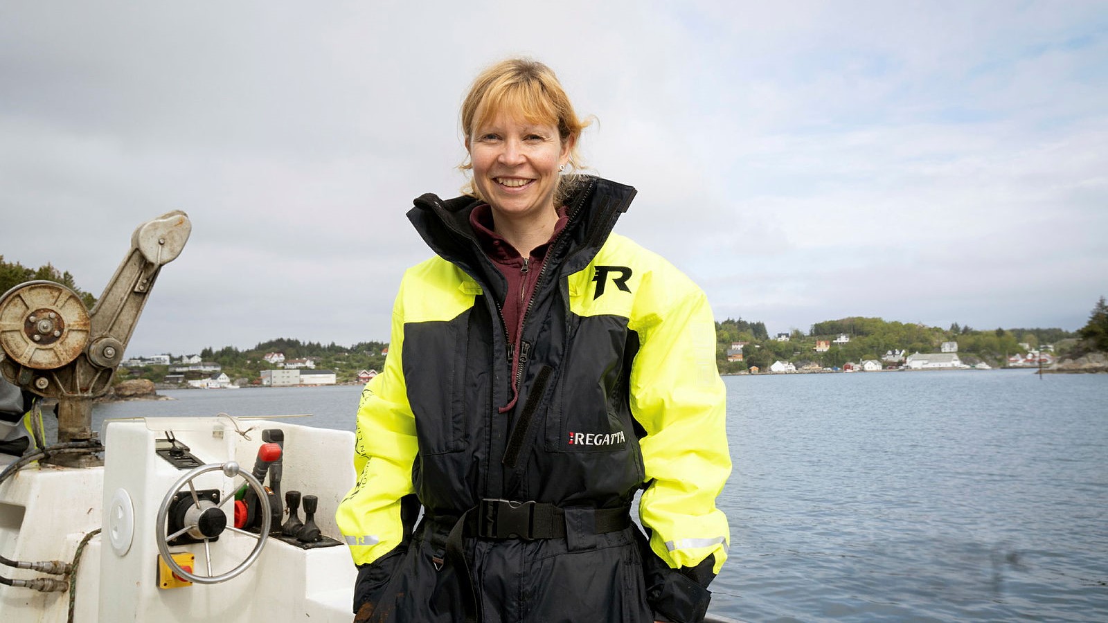 Foto av havforsker Lise Doksæter Sivle om bord i båt