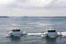 To små motorbåter fra Kartverket i fart på sjøen.