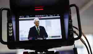 Bilde av en kameraskjerm som viser et bilde av en mann