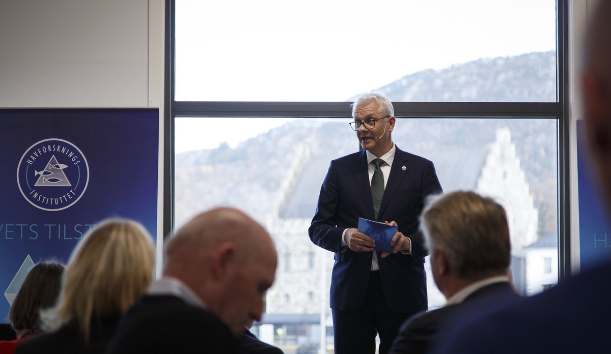 En mann i dress holder tale