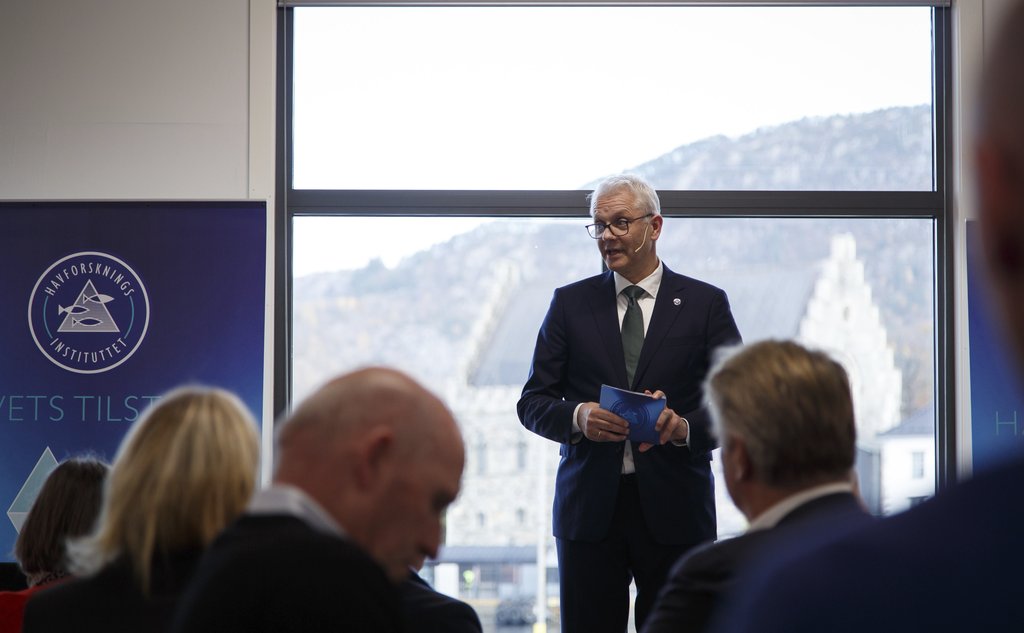 En mann i dress holder tale