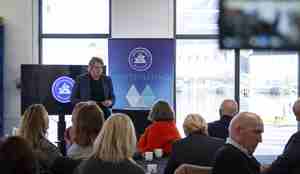 en mann foran et publikum