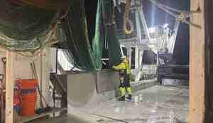 foto av mann med trålsekk på dekk