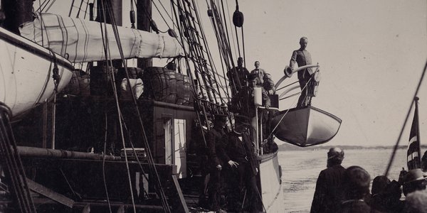 

Gammelt bilde av Fridtjof Nansen i livbåten og mannskapet om bord i «Fram» ved havn i Bergen.