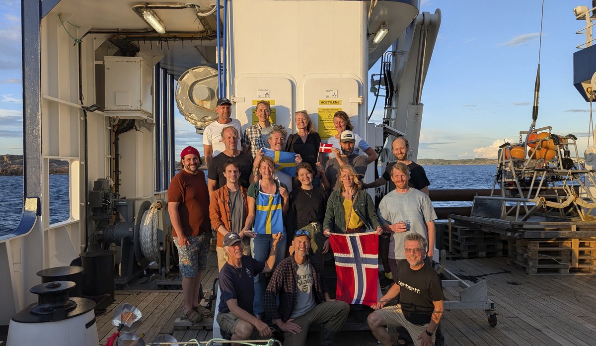 foto av en gruppe folk på en båt