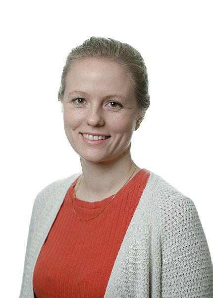portrettbilde av smilende dame med rød genser