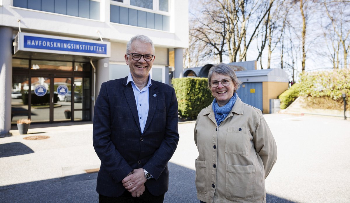 
to personer foran et kontorbygg