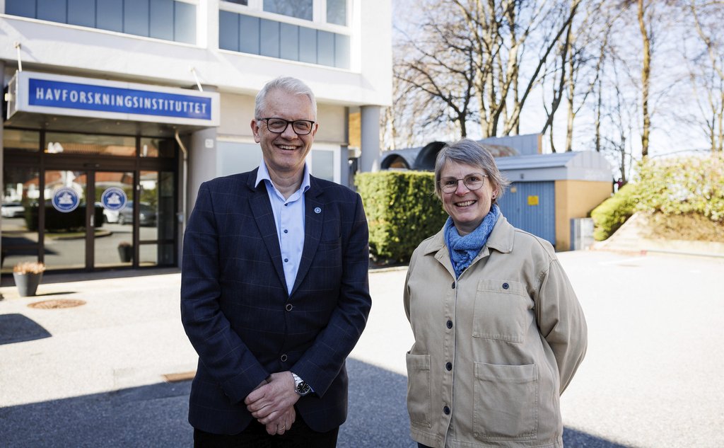 to personer foran et kontorbygg