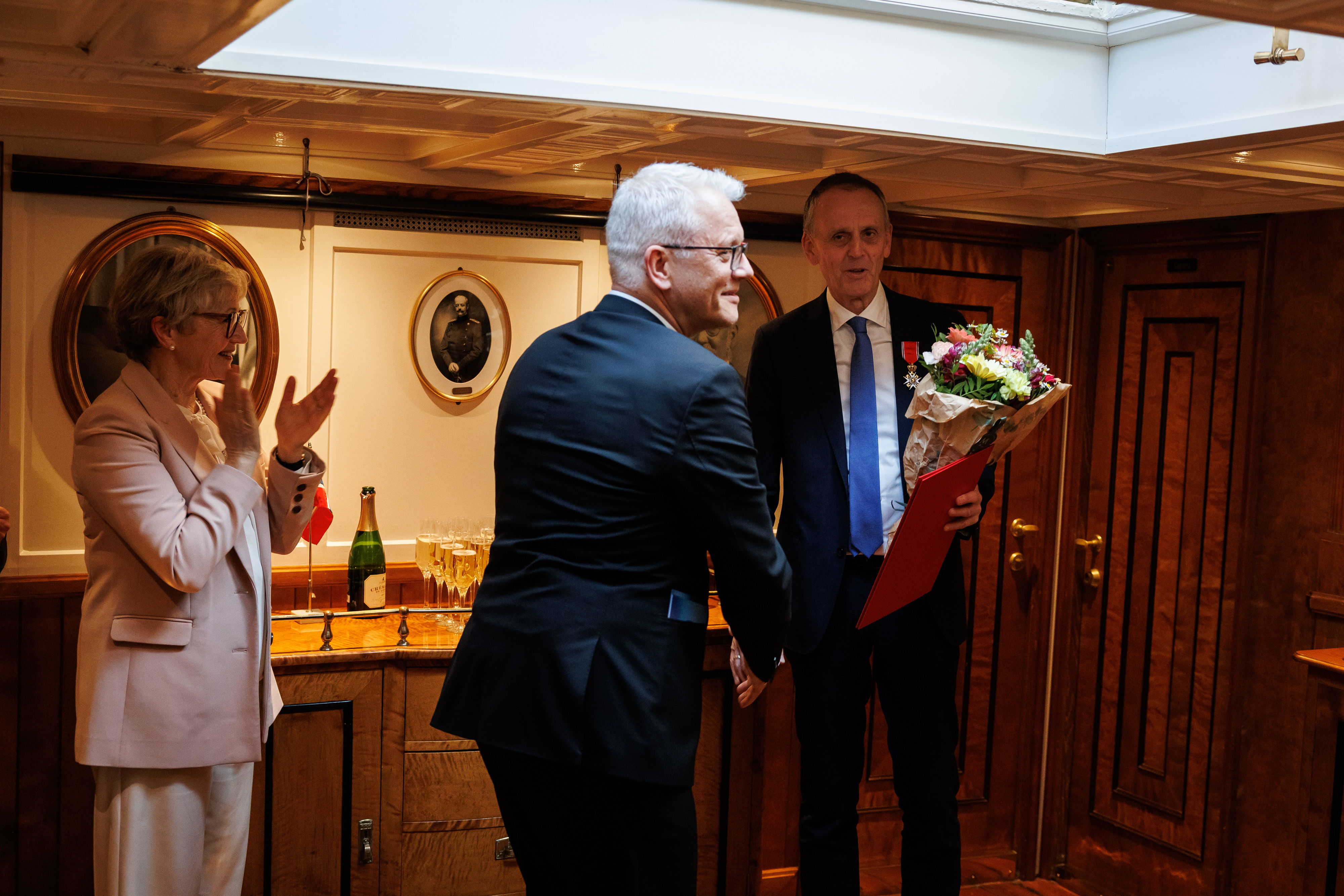 foto av mann som gratulerer en annen mann