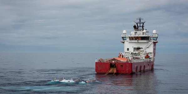 

Foto av et seismikkskip med slep ute på havet