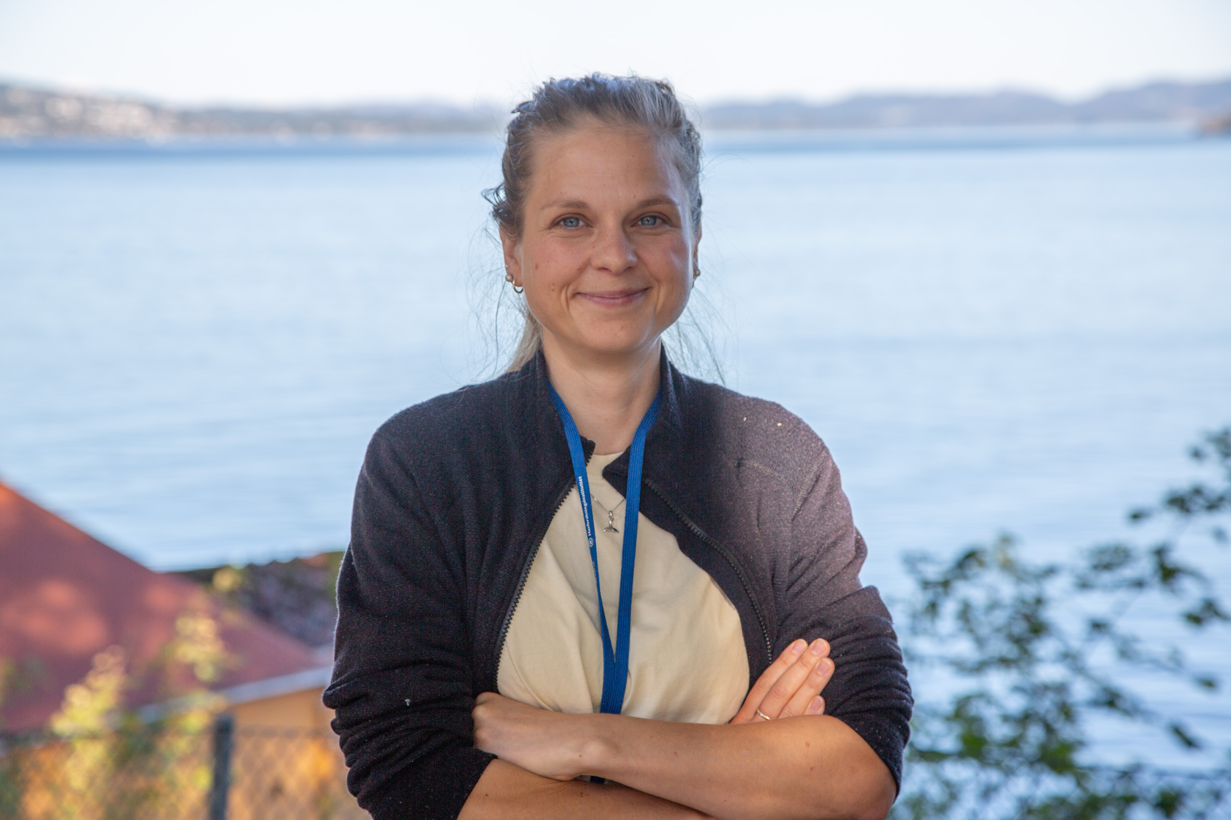 Bilde av forsker Signe Svensson med himmel og hav i bakgrunnen.