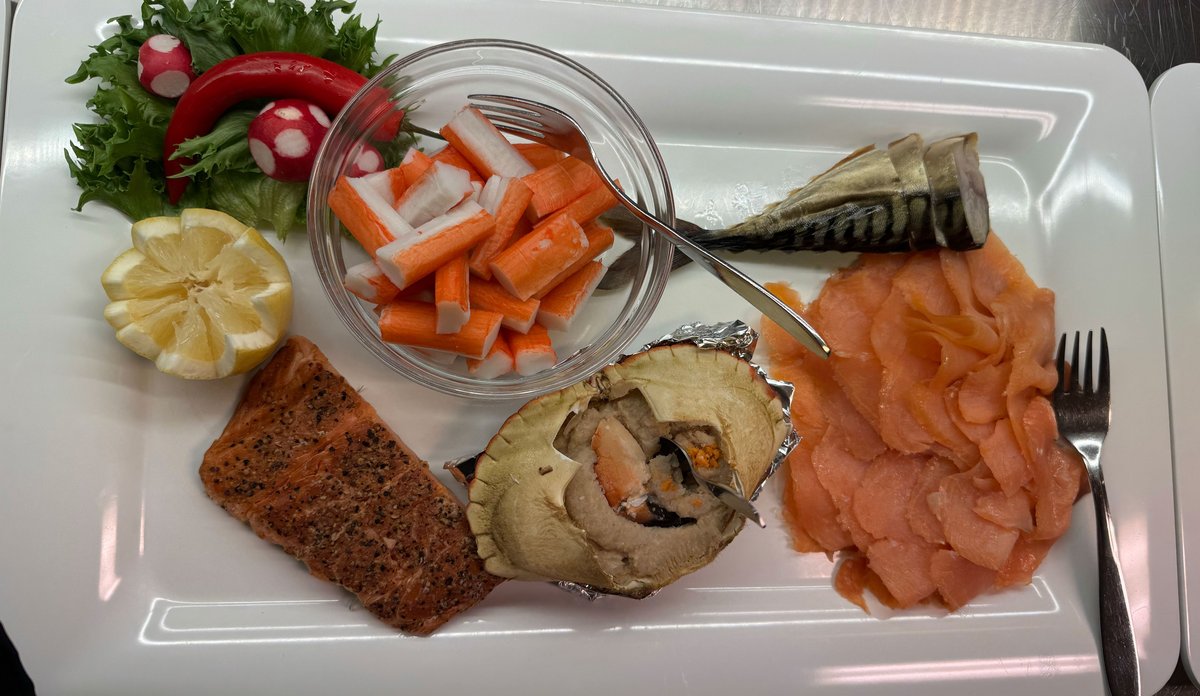 
serveringsfat med sjømat: crabsticks, makrell, røykelaks, krabbe og pepperlaks