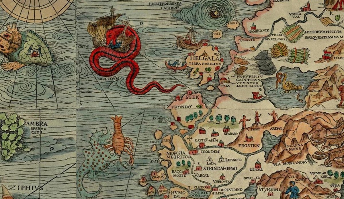 
Gammelt sjøkart med illustrasjoner av mange skapninger på havet, blant annet et sjøorm-lignende dyr som tar en seilskyte utenfor Helgelandskysten.