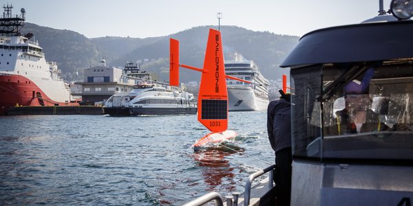 Sjøsetter seildrone i Bergen.jpg