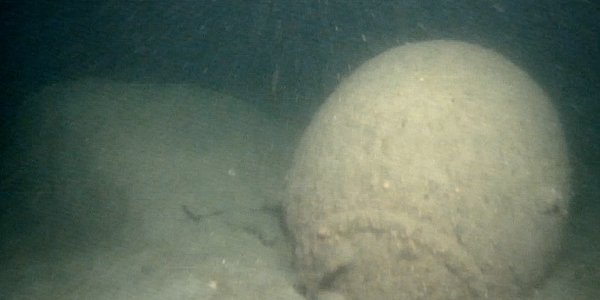

Undervannsbilde av såkalt hornmine fra andre verdenskrig på havbunnen utenfor Tromøya i Arendal. Sirkulær gjenstand dekket av slam med tilsynelatende diameter på mellom 50-100 centimeter.