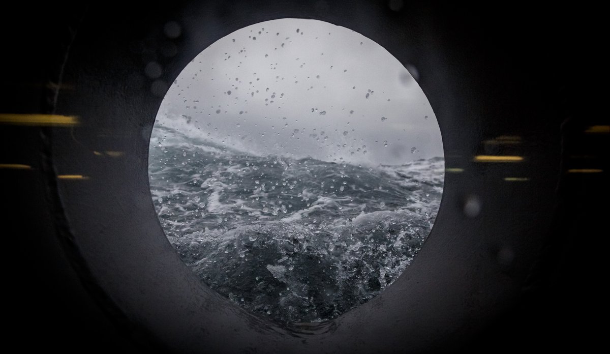 
Stormfull sjø sett gjennom kuøyet