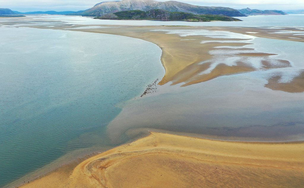 Bilde som viser sandfargede deltaområder og grunne i Tanafjorden. 