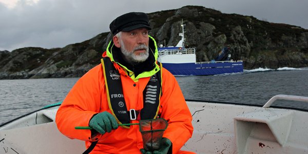 Bilde av forsker Terje van der Meeren som fanger torsk ved Smøla.