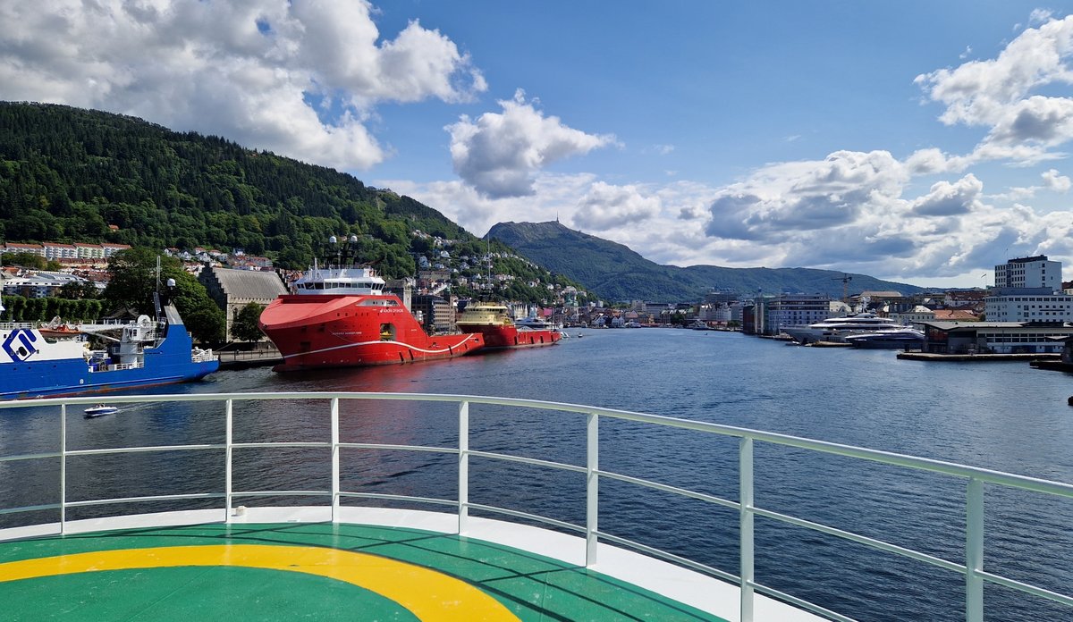 Utsikt fra baugen på en båt som kommer inn mot Bergen