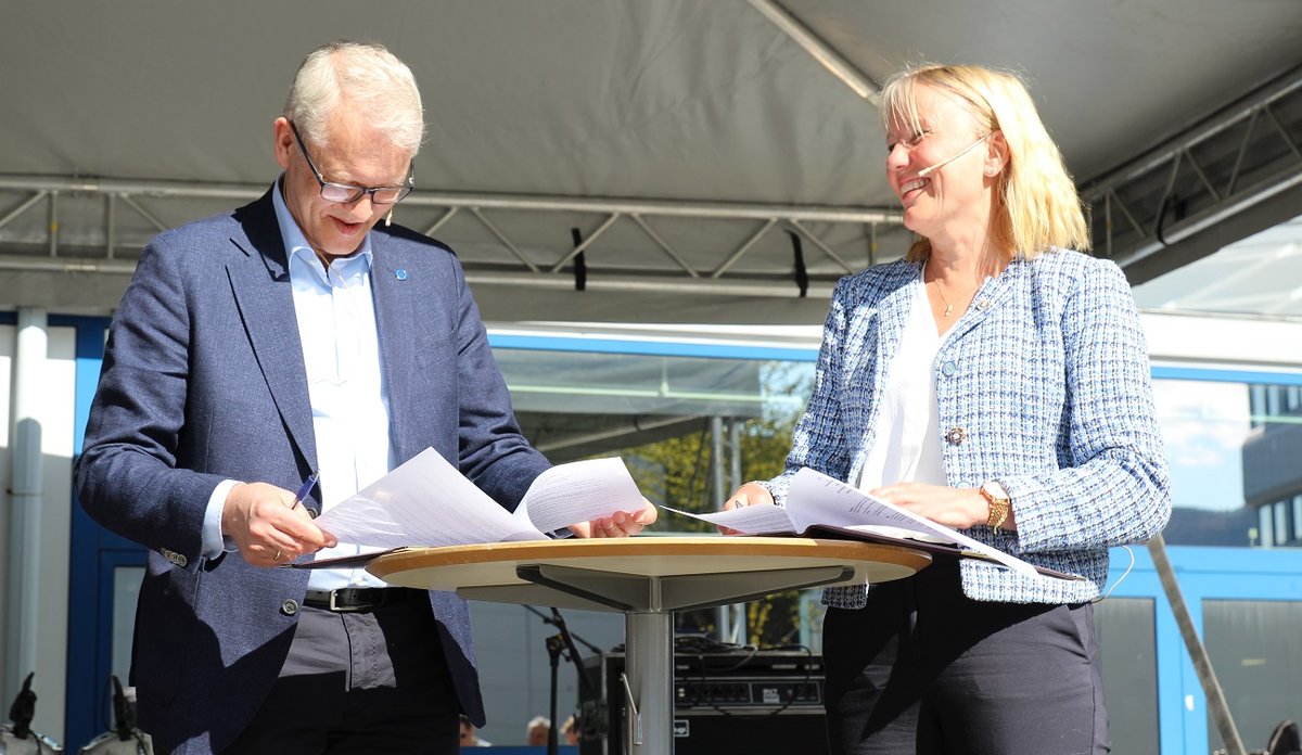 Nils Gunnar og Margareth signerer avtale