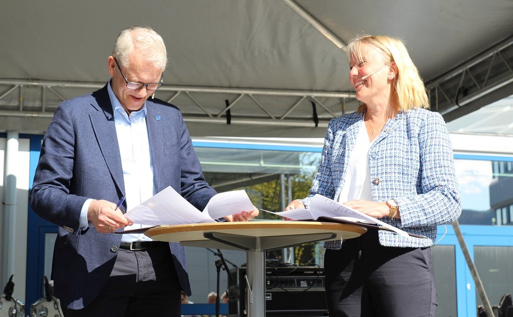 Nils Gunnar og Margareth signerer avtale
