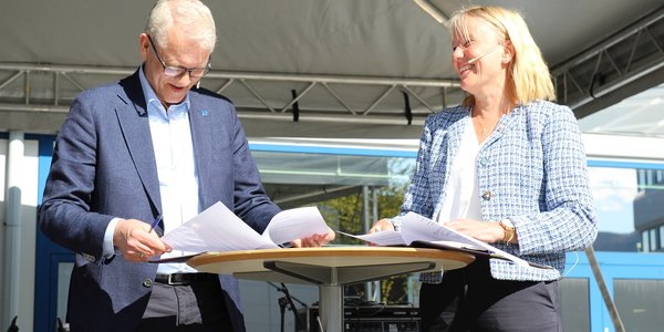 

Nils Gunnar og Margareth signerer avtale