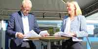 Nils Gunnar og Margareth signerer avtale