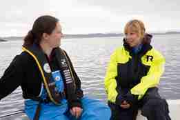 Kate og Lise i båt på fjorden.